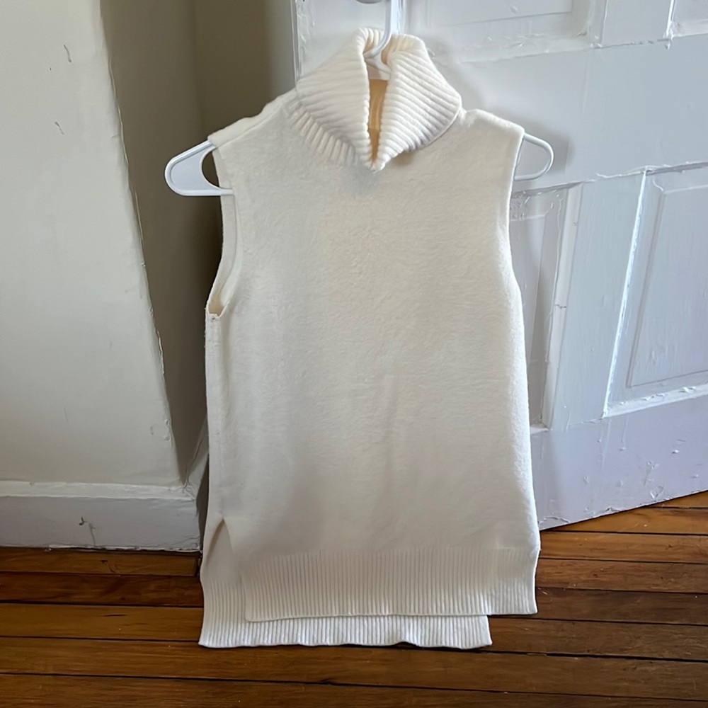 Sleeveless turtleneck sweater